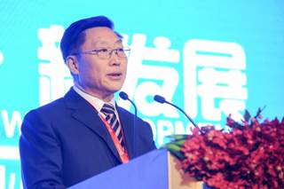 5中國(guó)機(jī)床工具工業(yè)協(xié)會(huì)常務(wù)副理事長(zhǎng)兼秘書(shū)長(zhǎng)陳惠仁主持論壇_副本.jpg